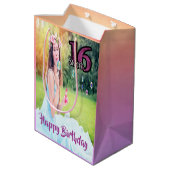 Sweet 16. Geburtstag Foto lila Mittlere Geschenktüte (Rückseite Schrägansicht)