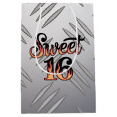 Sweet 16 In Fire Flames and Silver Plate Birthday Mittlere Geschenktüte (Vorderseite)