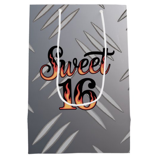 Sweet 16 In Fire Flames and Silver Plate Birthday Mittlere Geschenktüte (Rückseite)