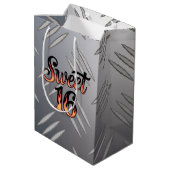 Sweet 16 In Fire Flames and Silver Plate Birthday Mittlere Geschenktüte (Rückseite Schrägansicht)