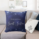 Sweet 16 Marineblau Glitzer Staubname Kissen<br><div class="desc">Ein Kissen für ein gemütliches Mädchen-Zimmer im 16. und 16. Jahrhundert. Ein marineblau Hintergrund mit Imitaten Glitzer Staub. Die blaue Farbe ist ungleichmäßig. Der Text: 16 . Geburtstag ist weiß mit einem großen,  modernen Schriftsatz geschrieben. Personalisieren und einen Namen hinzufügen.</div>