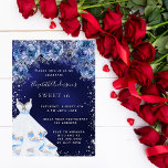 Sweet 16 marineblaue Kleidung Glitzer Blumenkohl P Einladungspostkarte<br><div class="desc">Eine moderne,  stilvolle und glamouröse Einladung zu einer Sweet 16. Geburtstagsfeier. Ein marinierter Hintergrund mit Imitaten silbernen Glitzer Glitzern,  ein Kleid und blauen Rose,  Blumengestühle. Die blaue Hintergrundfarbe ist ungleichmäßig. Der Name ist mit einem modernen handgeschriebenen Stilskript geschrieben. Personalisieren Sie Ihre Party-Daten und fügen Sie sie hinzu.</div>