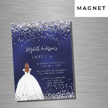 Sweet 16 marineblaue Luxus Magneteinladung<br><div class="desc">Eine moderne,  stilvolle und glamouröse magnetische Einladung für eine süße 16.,  16. Geburtstagsparty. Ein marineblauer blauer Hintergrund mit Confetti,  einem Mädchen,  das ein Kugelkissen trägt. Die blaue Farbe ist ungleichmäßig. Der Name ist mit einem modernen handgeschriebenen Stilskript geschrieben. Personalisieren Sie Ihre Party-Daten und fügen Sie sie hinzu.</div>