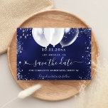 Sweet 16 Marinebrüllons Save the Date Ankündigungspostkarte<br><div class="desc">Eine gmädchenhafte und trendige Save the Date-Karte für eine Sweet 16,  16. Geburtstagsfeier. Ein marineblau unebenfarbiger Hintergrund. Dekoriert mit Imitaten silberner Glitzer und weiße Ballons. Der Text: Save the Date ist mit einem großen angesagten,  handgeschriebenen Stilskript geschrieben.</div>