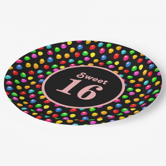 Sweet 16 & mehrfarbige Balloons auf schwarz Pappteller (Schrägansicht)