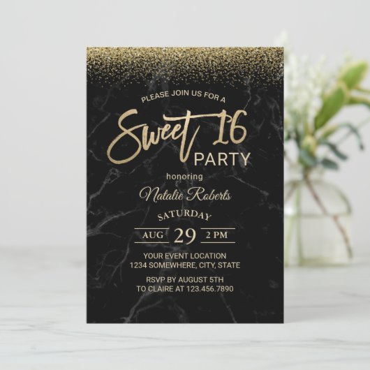 Sweet 16 Moderne Gold Typografie Schwarzer Marmor Einladung (Stehend Vorderseite)