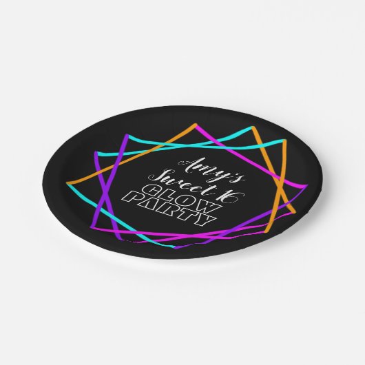 Sweet 16 Neon Glow im Dunkelbarren Party Pappteller (Schrägansicht)