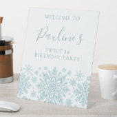 Sweet 16 Party Blue White Snowflake Willkommen Sockelschild (In Situ)