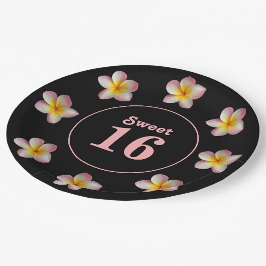 Sweet 16 & Pink Blume auf Black Paper Tellern Pappteller (Schrägansicht)