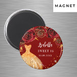 Sweet 16 Red Gold Glitzer Kleid Name Magnet<br><div class="desc">Für eine süße 16,  16. Geburtstagsfeier. Ein roter Hintergrund mit Imitaten Gold Glitzer,  ein Kleid und rote Rosen,  Blumensträuße. Der Name ist mit einem modernen handgeschriebenen Stilskript geschrieben. Personalisieren und fügen Sie einen Namen und ein Datum hinzu.</div>