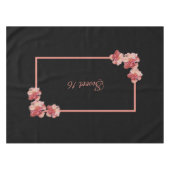Sweet 16 rosa Blütenblüte auf schwarz Tischdecke (Vorderseite (Horizontal))
