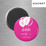 Sweet 16 rosa, weiße Ballons Party Magnet<br><div class="desc">Für eine süße 16,  16. Geburtstagsfeier. Ein trendiger rosa Hintergrund mit weißen Ballons. Der Name ist mit einem modernen handgeschriebenen Stilskript geschrieben. Personalisieren und fügen Sie einen Namen und ein Datum hinzu.</div>