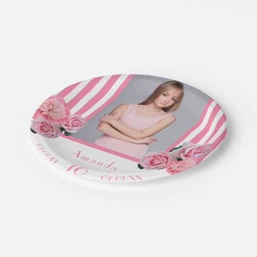 Sweet 16 rosa, weiße Streifen Foto Pappteller (Schrägansicht)