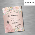 Sweet 16 Rose Gold Blume kleiden Luxus Magneteinladung<br><div class="desc">Eine moderne,  stilvolle und glamouröse Einladung zu einer Sweet 16. Geburtstagsfeier. Eine Rose goldener Hintergrund mit rot-rosa Blume,  ein Mädchen mit einem Kugelkopf. Der Name ist mit einem modernen handgeschriebenen Stilskript geschrieben. Personalisieren Sie Ihre Party-Daten und fügen Sie sie hinzu.</div>