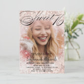 Sweet 16 Rose Gold Glitzer Foto Party Einladung (Stehend Vorderseite)