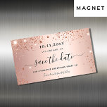 Sweet 16 Rose Gold Glitzer speichern Sie den Datum Magnetkarte<br><div class="desc">Eine Mädchen und trendige Save the Date Magnet für eine süße 16., 16. (oder jedes Alter) Geburtstagsparty. Ein feminin rosa, Rose Gold Imitate metallisch aussehend Hintergrund mit Rose Gold Imitate Glitzer Staub. Personalisieren und fügen Sie Datum und Name/Alter hinzu. Der Text: Save the Date ist mit einem großen angesagten, handgeschriebenen...</div>