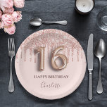 Sweet 16 Rose Gold Rosa Tropfen Pappteller<br><div class="desc">Elegant,  klassisch,  glamourös und mädchenhaft für eine süße 16. Geburtstagsfeier. Rosa Untergrund. Dekoriert mit goldenen Rose-Tropfen,  Farbe tropfend aussehen. Personalisieren und einen Namen hinzufügen. Mit dem Text: Happy Birthday. Der Name ist mit einem modernen,  dunklen Rose gefärbten Handschrift geschrieben. Nummer 16 wird mit einem Schriftart im Ballonstil geschrieben.</div>