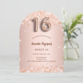 Sweet 16 Rose Goldpinke Konfetti Bogen Einladung (Stehend Vorderseite)