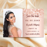 Sweet 16 Rose Goldrot Foto Confetti Save The Date<br><div class="desc">Fügen Sie ein Foto in vertikaler Größe hinzu. Eine elegante Rose Gold,  rot Farbverlauf Hintergrundfarbe,  mit Konfetti,  Glitzern. Personalisieren und fügen Sie einen Namen und die Details.</div>