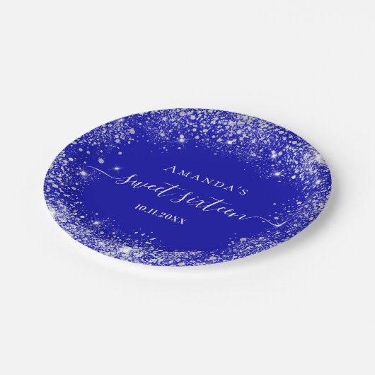 Sweet 16 Royal Blue Silver Glitzer Monogramm Pappteller (Schrägansicht)