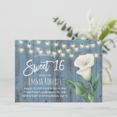 Sweet 16 Rustic Dusty Blue Barn Wood Lily Blume Einladung (Stehend Vorderseite)