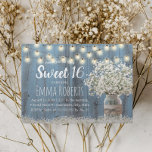 Sweet 16 Rustikale Babys Atem Bläschen Jar Dusty B Einladung<br><div class="desc">Rustikales Gipskraut floral Jar Dusty Blue Barn Wood & String Lights Sweet 16 Einladungen.</div>