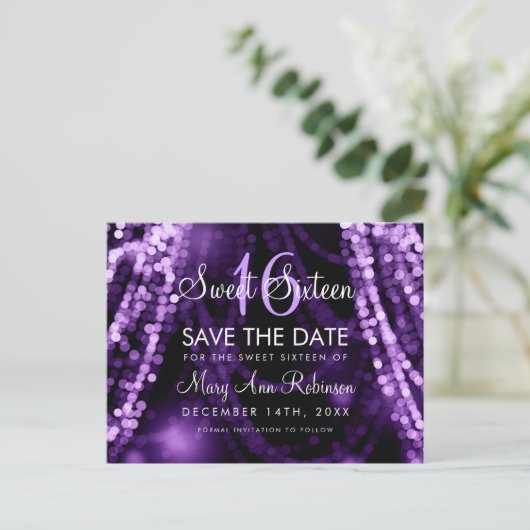 Sweet 16 "Save the Date" Lila String Lights Ankündigungspostkarte (Stehend Vorderseite)