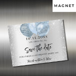Sweet 16 silberblaue Ballons Magnet Save the Date<br><div class="desc">Eine Save the Date und trendige Magnetkarte für eine Sweet 16,  16. Geburtstagsparty. Ein Imitat silber aussehender Hintergrund dekoriert mit Imitaten silbernen Glitzer Staub und blauen Ballons. Personalisieren und fügen Sie Datum und Name/Alter hinzu. Der Text: Save the Date ist mit einem großen angesagten,  handgeschriebenen Stilskript geschrieben.</div>