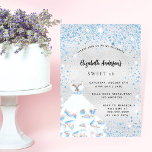 Sweet 16 silberblaue Glitzern Party Einladungspostkarte<br><div class="desc">Für einen eleganten Sweet 16,  16. Geburtstag. Ein Imitat silber metallisch aussehender Hintergrund. Dekoriert mit blauen Imitaten Glitzer Staub und ein Kleid für ein winterliches wunderschönes Party. Personalisieren und fügen Sie Namen,  Alter und Party Details hinzu. Der Name wird mit einem handgeschriebenen Stilskript geschrieben</div>