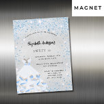 Sweet 16 silberblaue Glitzern Party Luxus Magneteinladung<br><div class="desc">Für einen eleganten Sweet 16,  16. Geburtstag. Ein Imitat silber aussehender Hintergrund. Dekoriert mit Glitzer aus blauen Imitaten,  Glitzern und einem Kleid für ein winterlich wunderschönes Party. Personalisieren und fügen Sie Namen,  Alter und Party Details hinzu. Der Name wird mit einem handgeschriebenen Stilskript geschrieben</div>