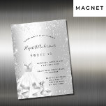Sweet 16 Silberkleid Glitzer Luxus Einladung<br><div class="desc">Ein moderner,  stilvoller und glamouröser Einladungs-Magnet für eine süße 16.,  16. Geburtstagsparty. Ein Imitat silber metallisch aussehender Hintergrund mit Imitaten Glitzer Staub und ein Kleid. Der Name ist mit einem modernen handgeschriebenen Stilskript geschrieben. Personalisieren Sie Ihre Party-Daten und fügen Sie sie hinzu.</div>