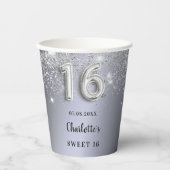 Sweet 16 silberne Glitzer-Monogramm Pappbecher (Vorderseite)
