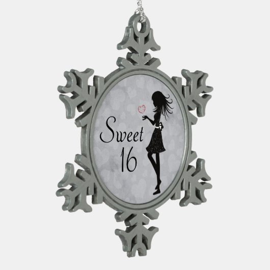 Sweet 16 Silhouette Girl and Hearts 16 . Geburtsta Schneeflocken Zinn-Ornament (Links)