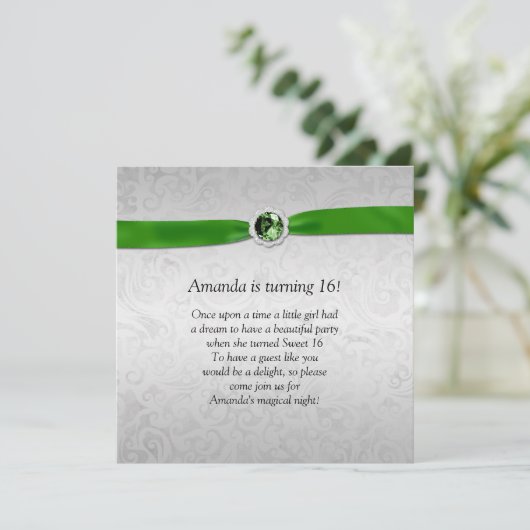Sweet 16 Silver Emerald Green Ribbon Gemstone Einladung (Stehend Vorderseite)