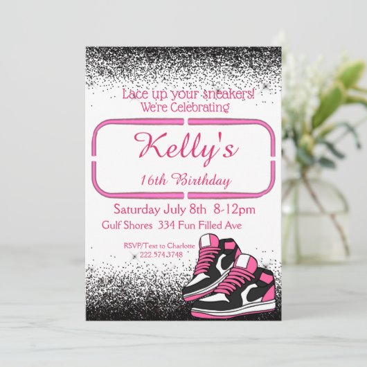 Sweet 16 Sneaker Geburtstag, Glitzer Einladung (Stehend Vorderseite)