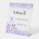 Sweet 16 violett weißes Kleid Begrüßung Party Sockelschild (Vorderseite)