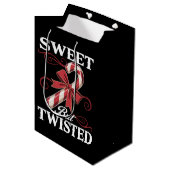 Sweet aber gefickt Candy Cane Weihnachtsfeiertag Mittlere Geschenktüte (Vorderseite Schrägansicht)