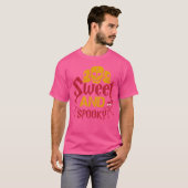 Sweet and Spooky Halloween-Geschenk T-Shirt (Vorne ganz)