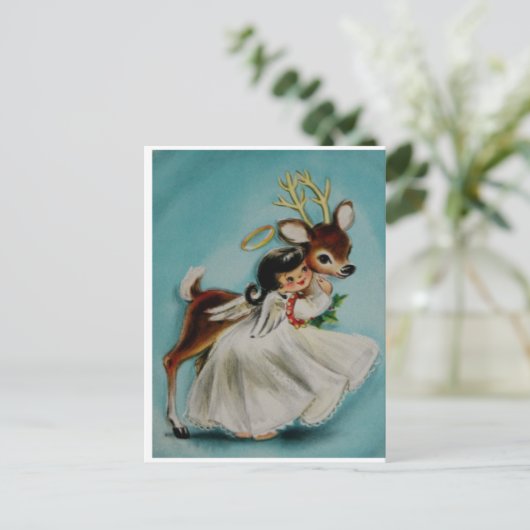 Sweet Angel Girl umarmt dekoratives Hirsch. Postkarte (Stehend Vorderseite)