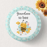 Sweet as Can Bee Baby Girl Shower Button<br><div class="desc">Niedliche und moderne Babydusche mit niedlicher Biene- und Honigwabenstruktur. Personalisieren Sie den Text einfach oder verließ ihn leer. Erhältlich auch das ähnliche Design für eine Baby-Dusche. Bitte besuchen Sie den Laden für die vollständige Produktreihe,  die verfügbar sind :) - Kate Eden Art</div>