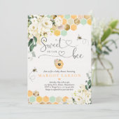 Sweet as can bee Greenery White Floral Baby Dusche Einladung (Stehend Vorderseite)