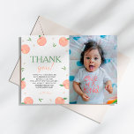 Sweet as Peach Geburtstag Foto Danke Karte<br><div class="desc">Dankeschön zum Geburtstag unseres Fotos "Sweet As Peach". Diese Karten sind mit bezaubernden Pfirsichdesigns und bezaubernden Grafiken ausgestattet und ermöglichen es Ihnen, ein personalisiertes Foto aus Ihrer Feier hinzuzufügen. Sie sind perfekt für alle Altersgruppen geeignet und bieten eine einzigartige und unvergessliche Möglichkeit, Ihren Gästen zu danken. Wählen Sie unser peach-Thema...</div>