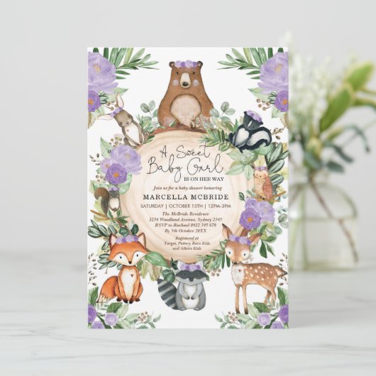 Sweet Baby Girl Lila Floral Woodland Dusche Einladung (Stehend Vorderseite)