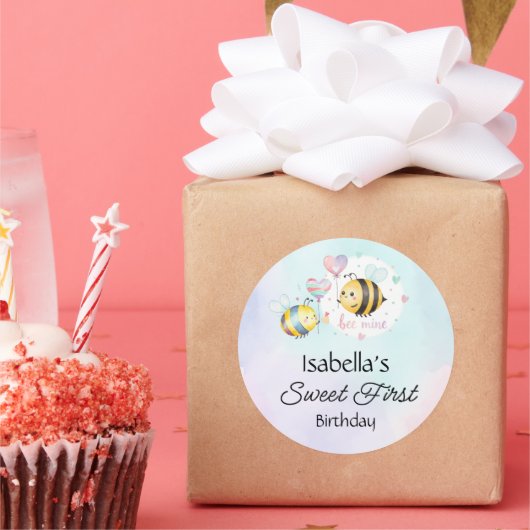 Sweet Bee First Birthday Personalized Runder Aufkleber (Party)