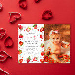 Sweet Berry First Birthday Foto Party Postkarte<br><div class="desc">Sie wollen eine unvergessliche Geburtstagsfeier für Ihre kleine Prinzessin werfen? Schau nicht weiter als diese lieblichen Postkarten! Mit ihrem Lieblingsgebäck, einer farbenfrohen Auswahl an Erdbeeren und Herzen in prächtigen Rot- und Rosatönen, gepaart mit einer eleganten, modernen Einladung, sind diese Einladungen der perfekte Weg, um Lieblinge zu feiern. Und für diejenigen,...</div>