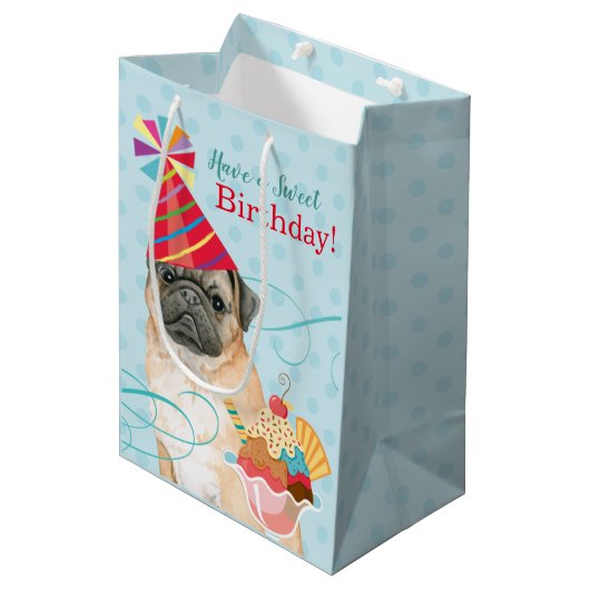 Sweet Birthday Mops Medium Geschenktasche Mittlere Geschenktüte (Vorderseite Schrägansicht)