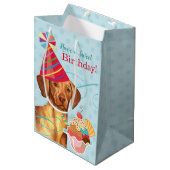 Sweet Birthday Vizsla Mittlere Geschenktasche Mittlere Geschenktüte (Vorderseite Schrägansicht)