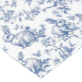 Sweet Blue Bunny Rabbits French Toile Tischdecke (Schrägansicht)