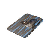 Sweet Bufflehead Duck in sonnenbeleuchteten Gewäss Badematte (Schrägansicht)