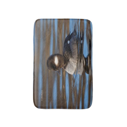 Sweet Bufflehead Duck in sonnenbeleuchteten Gewäss Badematte (Vorderseite Vertikal)